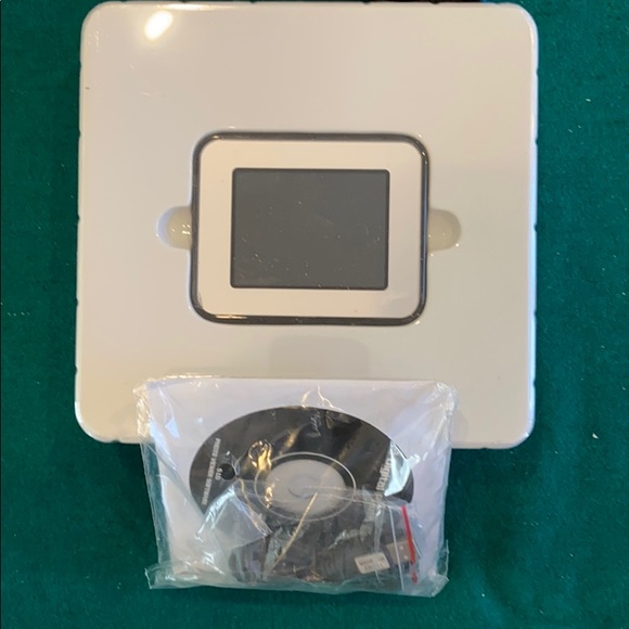 NWT the Sharper Image Portable Photo Album - Picture 3 of 7